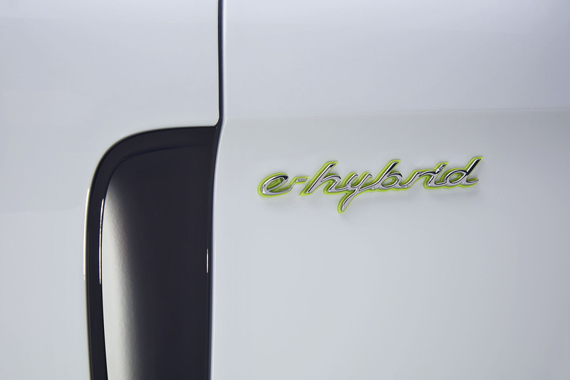 平均油耗可達40km/L 《Porsche Panamera 4 E-Hybrid》預約巴黎亮相