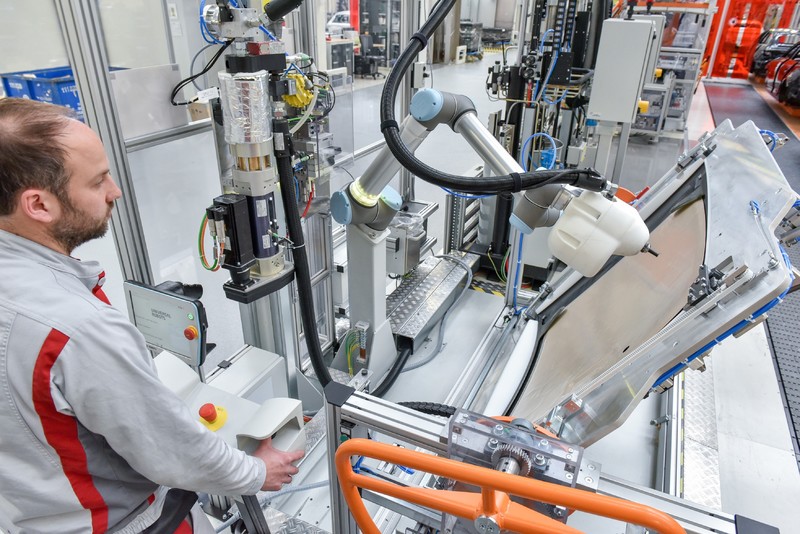 機械與人類共事 《Audi》部分生產線機器人不再困於「牢籠」之中