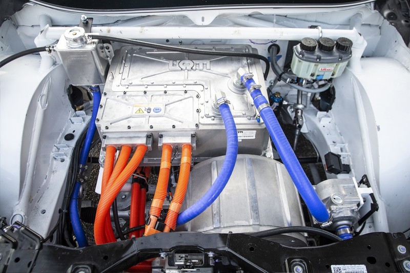 最大馬力600匹 研究生打造《Honda Civic》中置油電四驅賽車