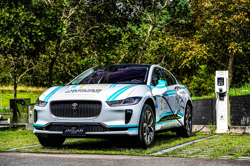 電動乗用車　jaguar
