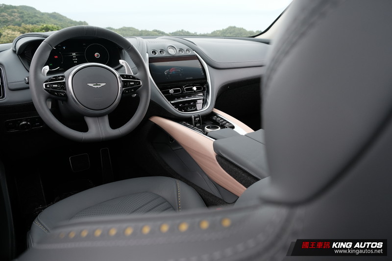 《Aston Martin DBX》正式抵台亮相  近距離捕捉英倫奢華跑旅之美
