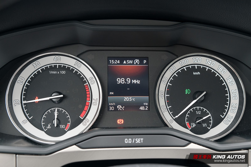 國王駕道︱入門不失豪氣《Škoda Superb 1.5 TSI》讓人重溫房車的美好