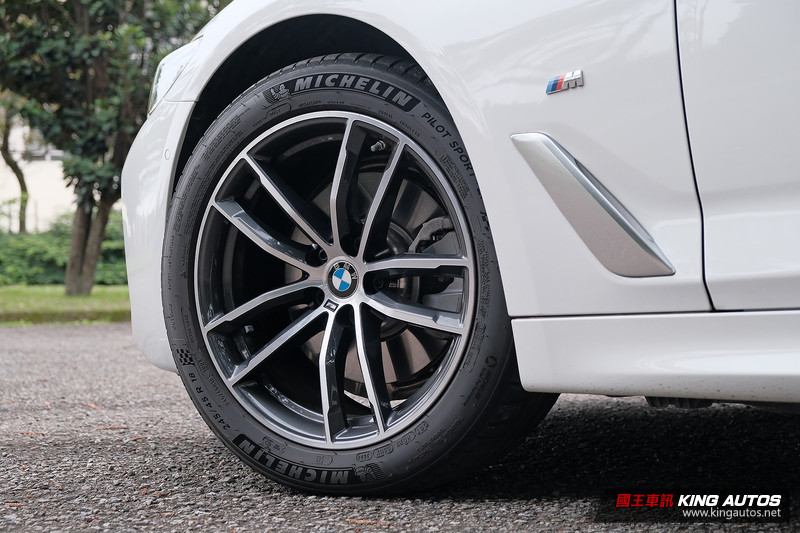 國王駕道︱主管級豪華座駕之選《BMW 520i M Sport》或《M-Benz E 200 Luxury》配備篇
