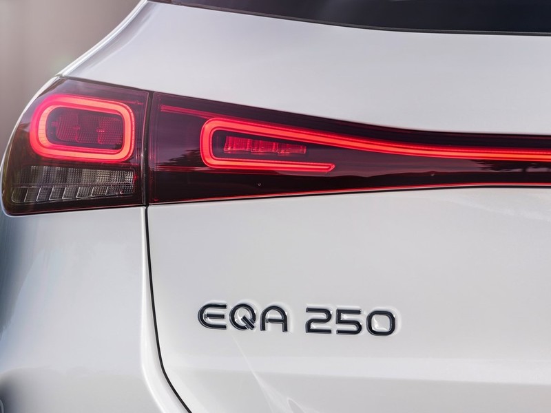 與燃油車共享平台的純電《M-Benz EQA》會犧牲了些什麼？