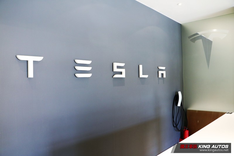 新增漏電保護與wifi聯網功能 《台灣Tesla》推第3代壁掛式充電座 同場加映《Model 3》白色內裝