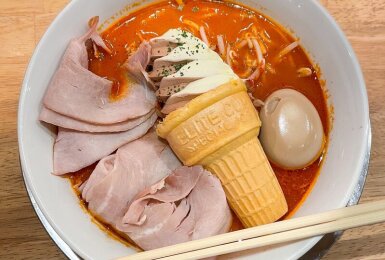 日本人沒有極限！推出超獵奇「整支霜淇淋泡拉麵」｜日網友吃完驚呼：好吃到起飛