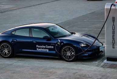 《快速充電》屏東楓港報到《Porsche》環島充電網路達成100支充電樁、48處目的地充電站