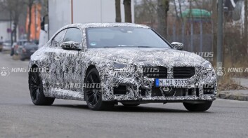 下一代《BMW M2》偽裝車再度曝光！沒有大鼻孔只有百葉窗