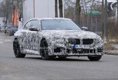 下一代《BMW M2》偽裝車再度曝光！沒有大鼻孔只有百葉窗