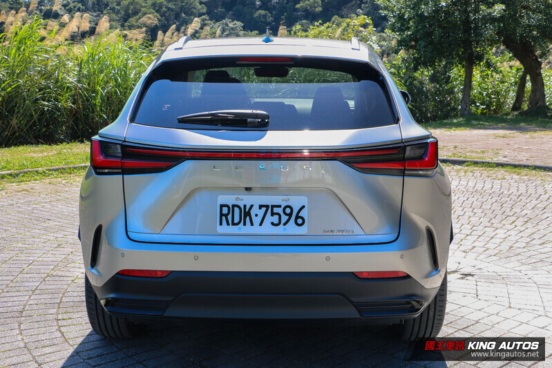 新世代NX車尾變動相當大，改用橫貫式尾燈，取消廠徽改用LEXUS字樣代替。