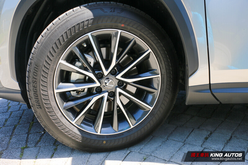 18吋銳切雙色鋁圈，搭配普利司通ALENZA休旅胎(235/60 R18)。
