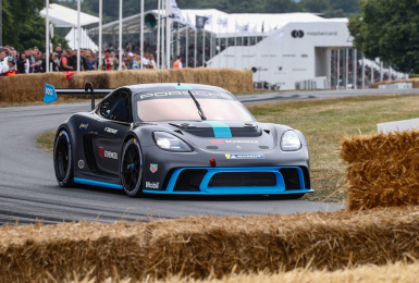 第二名《Porsche》GT4 ePerformance純電跑車 賽道初試啼聲