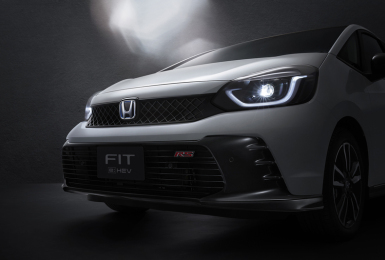 這麼快就小改款？ 《Honda》提前揭露《Fit》小改款模樣    本田魂加持的油電RS車型同步亮相