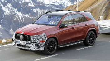 拉著拖車爬山趴趴走！小改款《Mercedes-AMG GLE 53》苦力測試中 預計2023年正式發表