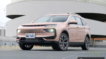 《Luxgen URX NEO》7人座樂活版試駕︱熟悉中有驚喜  羊毛布混搭皮椅最對味