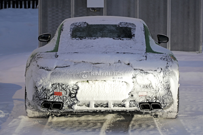 Mercedes‑AMG GT 63 S E PERFORMANCE偽裝測試車，充電口位在車尾後保桿右側。