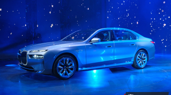 全新世代《BMW 7 Series》與純電《i7》同步發表　全面標配B&W頂級音響跟後軸轉向、後座31.3吋螢幕超震撼