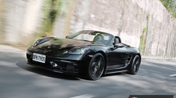 《Porsche 718 Boxster T》試駕︱硬派手排配置！轉型純電跑車前的最後激情