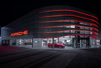 插旗台南 ｜《Porsche》台南保時捷中心今(17)日開幕 全台第14座快充站同步啟用