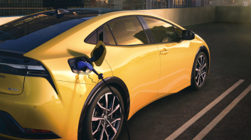 裝著引擎的電動車？  《Toyota》計畫推出純電續航超過200公里的PHEV