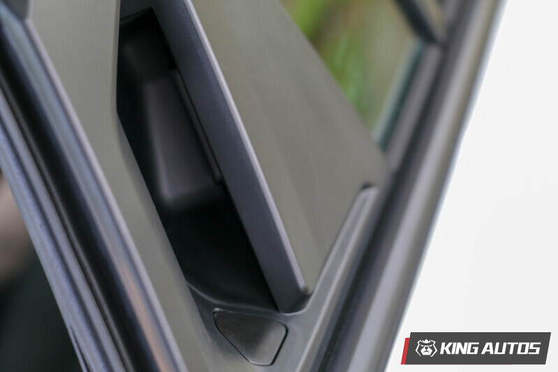 現行款Toyota Prius雙邊後車門都採隱藏式車門把手，並採用電子式門把，另有個物理式開關以便不時之需。