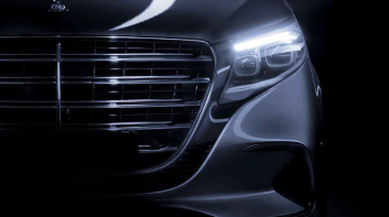 《Mercedes-Benz》公布小改款《V-Class》車頭照　水箱護罩放大、升級最新版MBUX多媒體系統