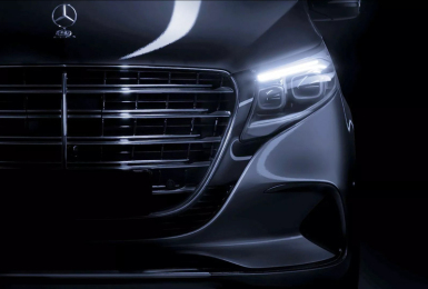 《Mercedes-Benz》公布小改款《V-Class》車頭照　水箱護罩放大、升級最新版MBUX多媒體系統