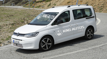 《Volkswagen》逐漸電動化！人氣MPV《Caddy PHEV》無偽裝現身西班牙