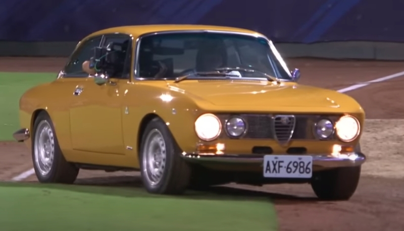 駕駛1974年Alfa Romeo GTV 2000為富邦悍將開球（圖片來源:富邦悍將Youtube）