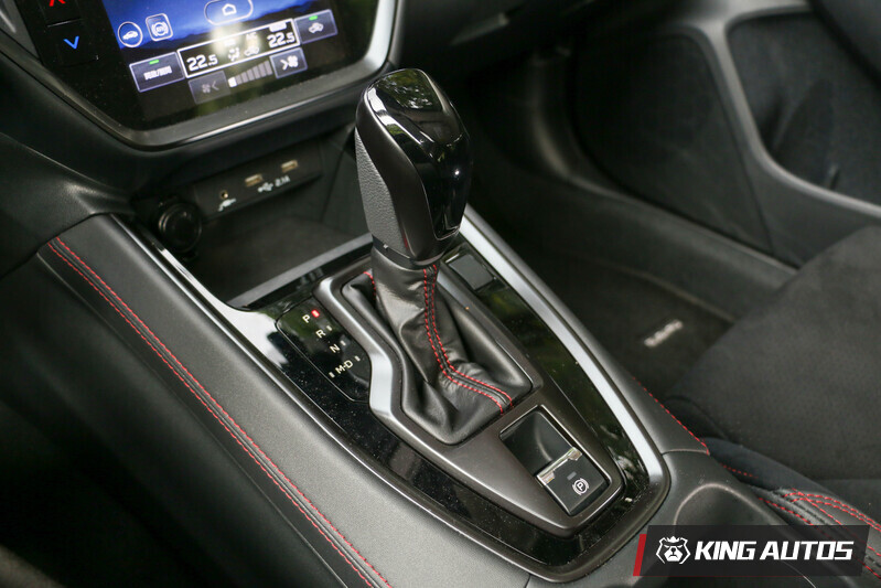 樸實無華的排檔座，下方為電子手煞車開關，AUTO HOLD只能在中控螢幕啟用。