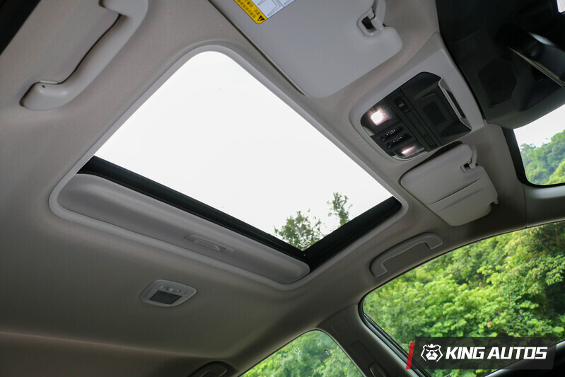 白色天篷配上天窗，讓車內視野較為遼闊。