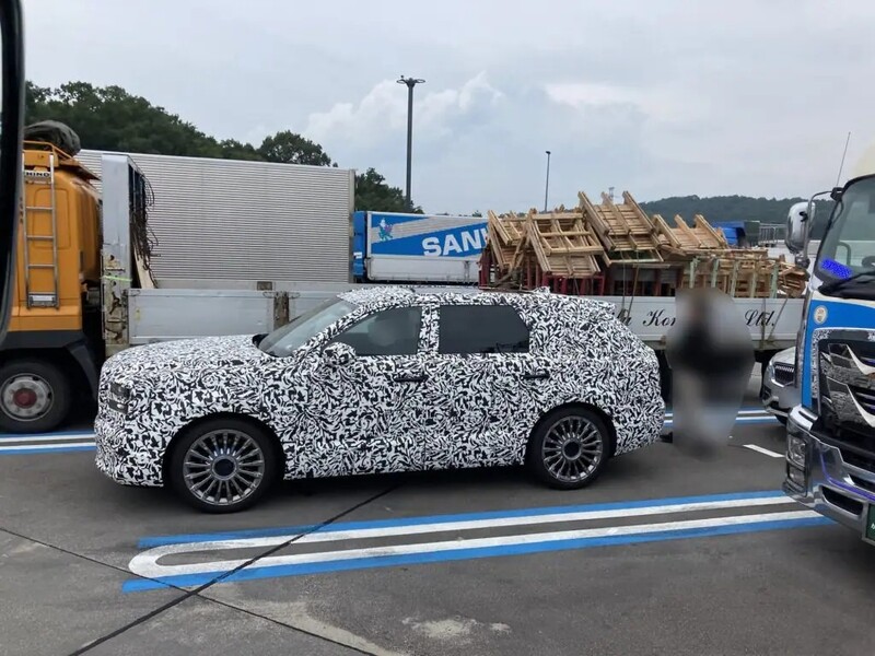 Toyota Century SUV偽裝測試車。