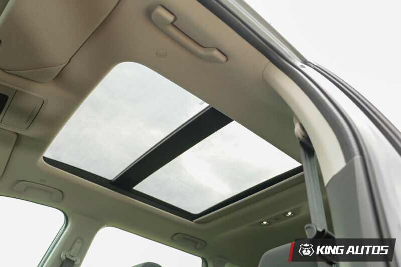 頂規車獨享的天窗，帶來寬敞明亮的車艙氛圍。