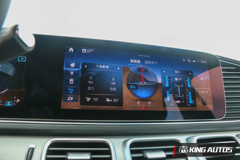 越野模式下，中控螢幕上能隨時監看車輛與車身狀態。