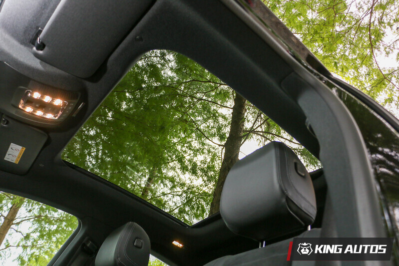 標配大面積的全景天窗，帶來極佳的車艙採光。