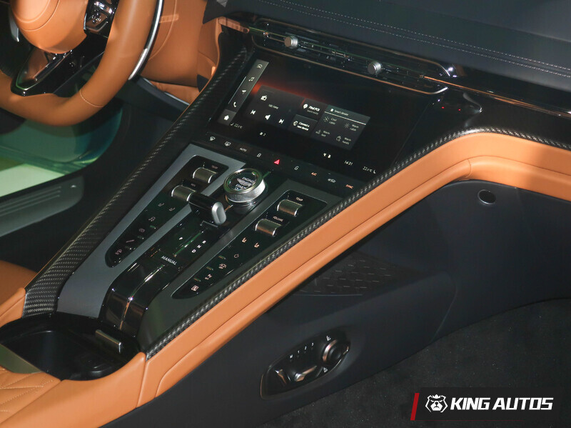 Aston Martin 深諳觸控螢幕及實體按鈕之間的平衡，包括排檔桿、駕駛模式選擇、懸吊控制、ESP、排氣閥門、車道輔助系統、通風椅等皆保留實體控制鈕，中控操作沿內裝中心線由上而下分佈，符合人體工學，提供駕駛者最流暢的使用介面。