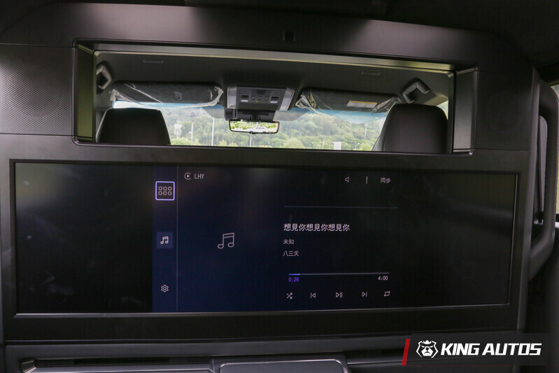 後排48吋大螢幕，不接HDMI線的話，只能無線顯示CarPlay等的歌曲播放資訊。