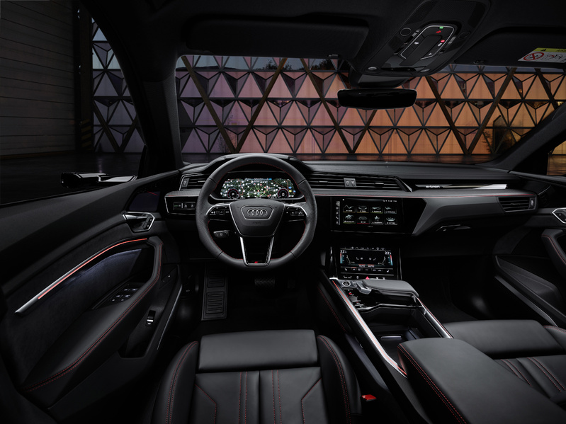 Audi Q8 55 e-tron quattro搭載12.3 吋 Audi 全數位虛擬駕駛座艙 plus與10.1 吋中控主螢幕。官方圖片