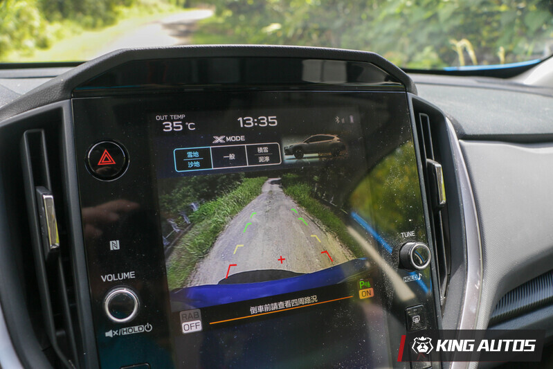 雪地沙地行駛模式，搭配倒車顯影畫面，在山間小路行駛時更有安全感。
