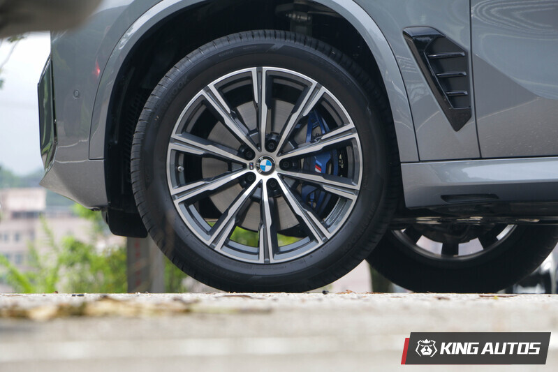 標配10輻式20吋鋁圈，落地胎為Hankook Ventus S1 evo3 SUV。標配的M Sport套件也包含了藍色煞車卡鉗，與M款運動化電子懸吊。