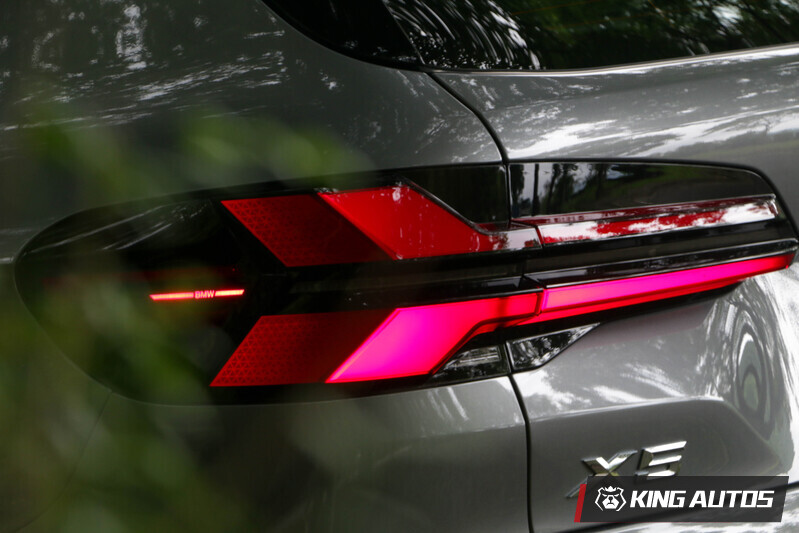 尾燈內部燈源採漸層式設計，彰顯其質感。最亮的莫過前方的BMW字樣燈源。