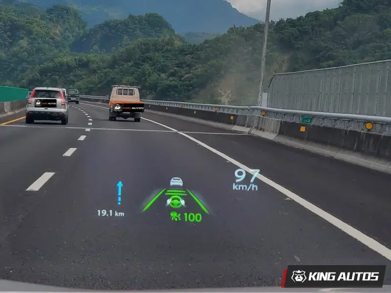 抬頭顯示畫面雖大，但不至於影響到駕駛視野。並能顯示車機導航等行車資訊，使用LV.2時候也能顯示相關資訊。