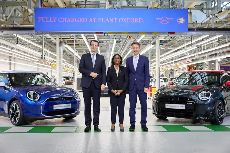 BMW在2023年9月11日宣布，將斥資6億英鎊升級英國牛津工廠產線，預計2026年起開始生產電動車。在那之前，大改款純電版的Cooper將只在中國生產，因此無法導入台灣市場。