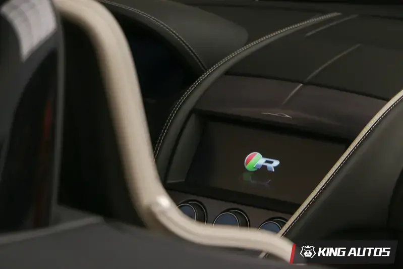 中控螢幕上方的F-Type車側輪廓的圖案，為75車款獨有。