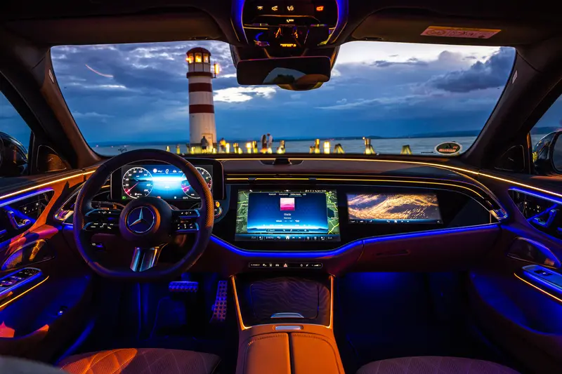 全車系標配標準環景式內裝照明 (64色氛圍燈)，副駕駛座前方螢幕為要價9萬元的選配。官方圖片
