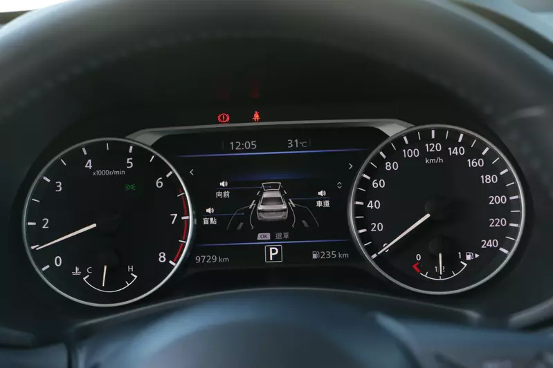 ▲ 雙環指針式儀表中間的7吋顯示幕上能顯示行車安全相關資訊