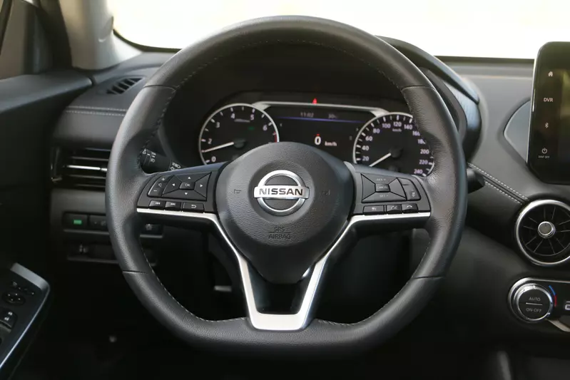 ▲ 方向盤兩側的多功能按鈕能操控行車安全輔助系統等相關系統