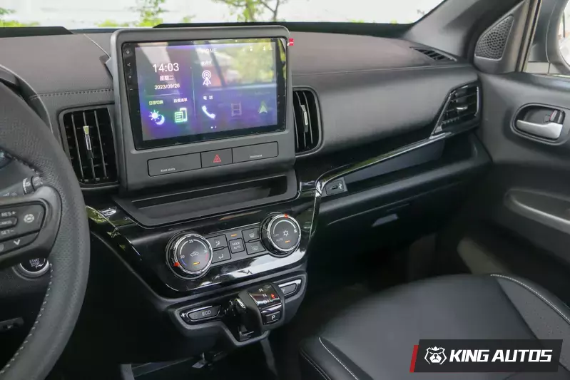 車機系統支援手機雙系統連接，中控螢幕下方與手套箱上方都有個置物空間。