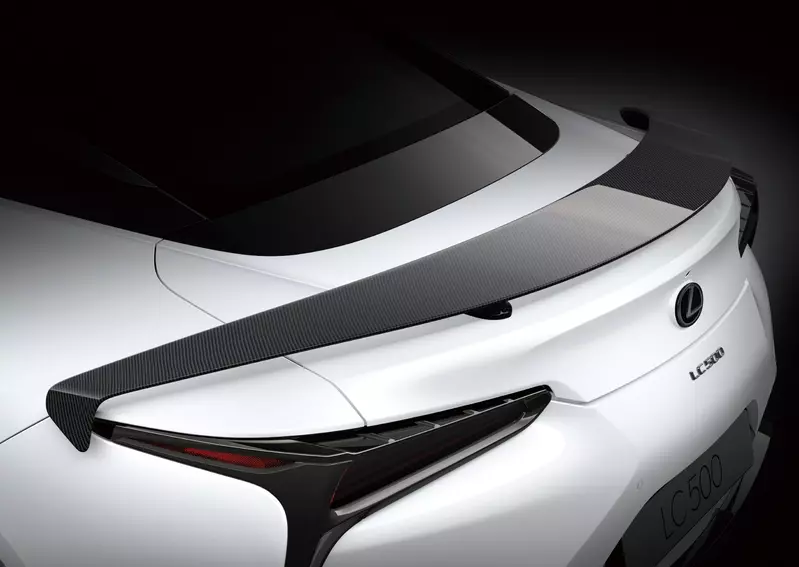 Lexus LC Limited Edition固定式碳纖維尾翼，提升空氣力學效果，讓操駕性能更加優異