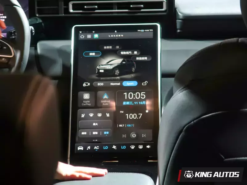 全車系標配15.6吋中控螢幕，提供三種駕駛模式，車機支援手機雙系統連接。
